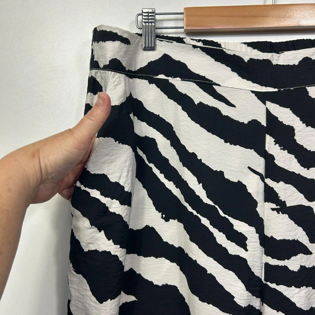 Anko Black/White Zebra Print Pants - Size 20 - Image 4