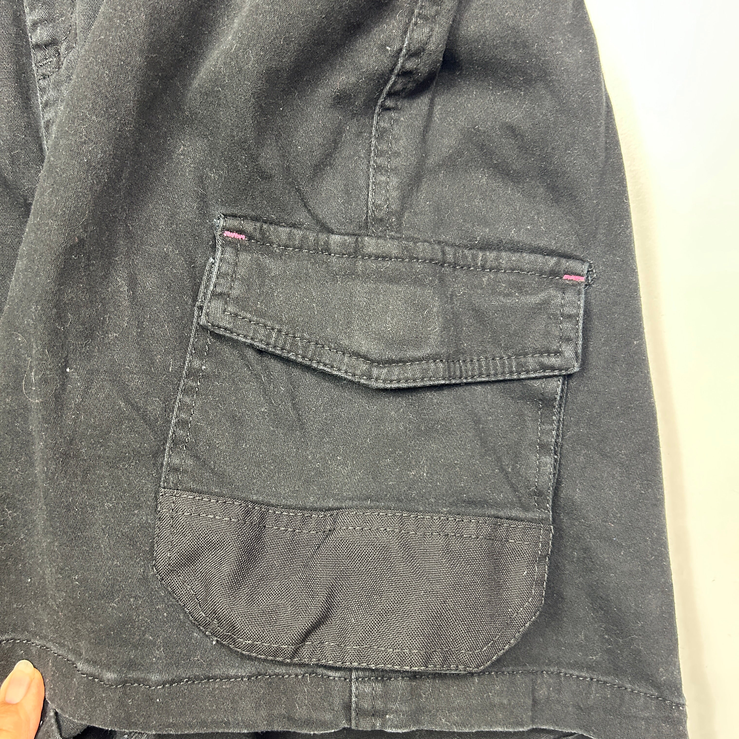 Anko Workwear Womens Black Cargo Shorts - Size 18 - Image 4