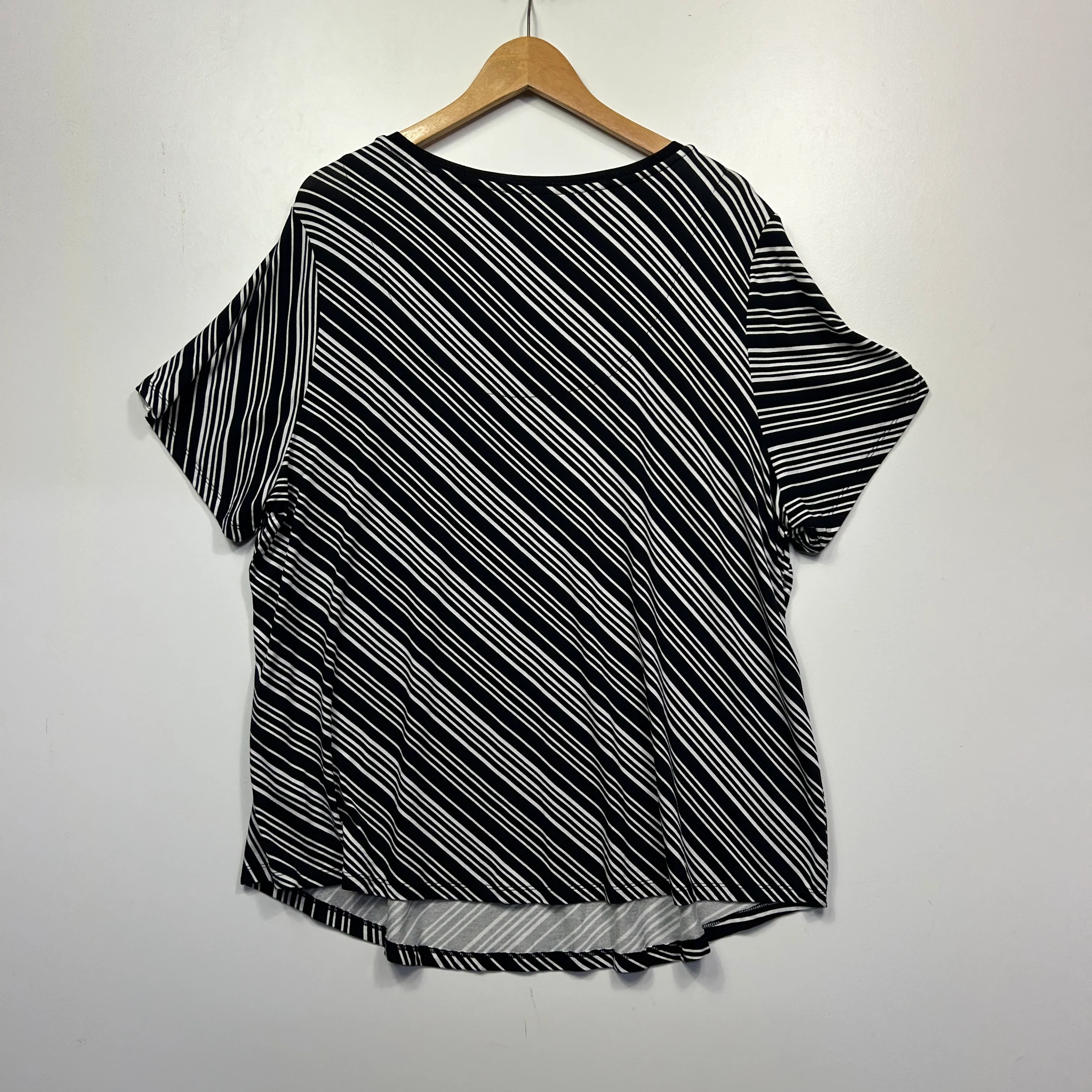 Bella Curve Black and White Striped Top - Size 22 - Image 4