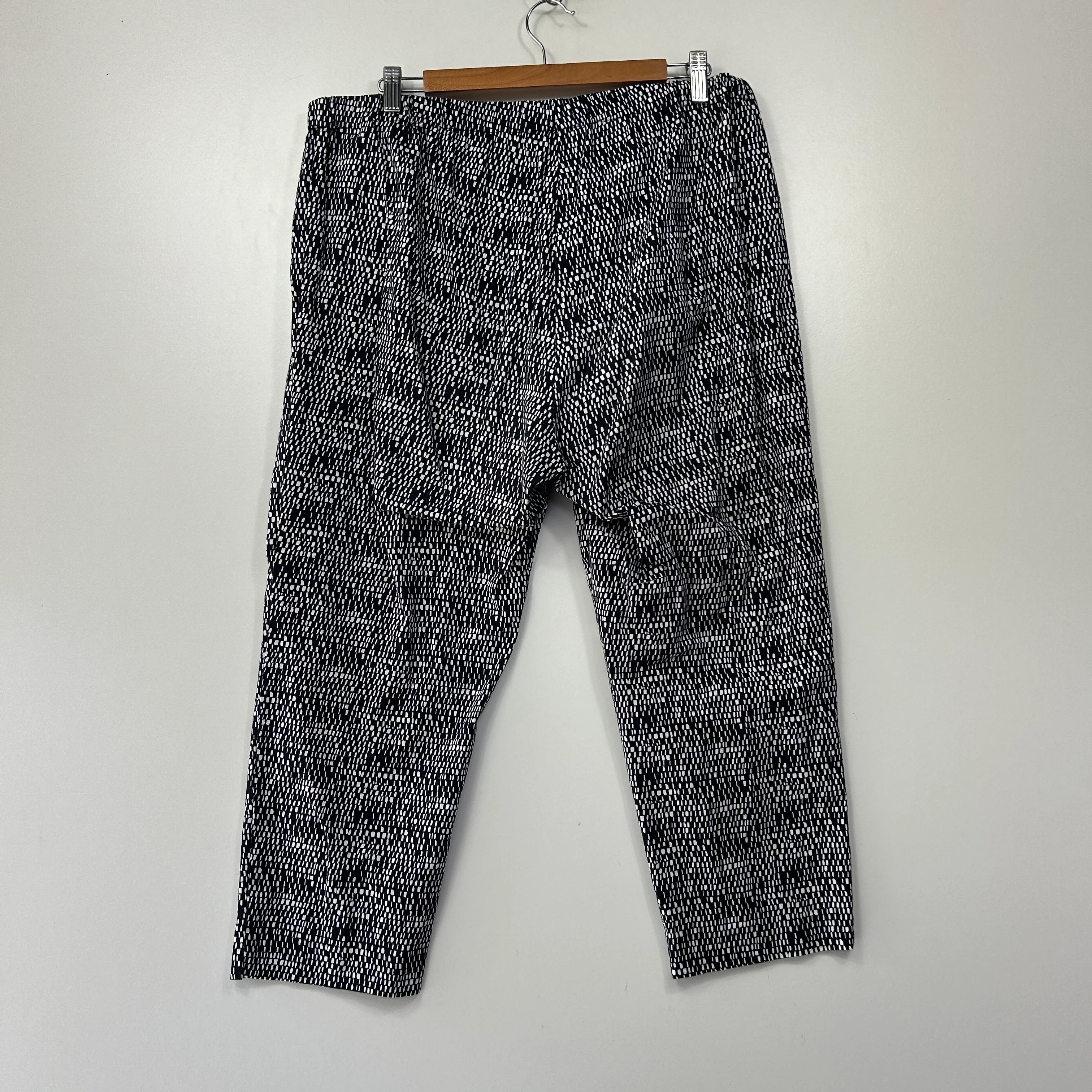 Maggie T Black and White Patterned Cropped Pants - Size 14 - Image 4