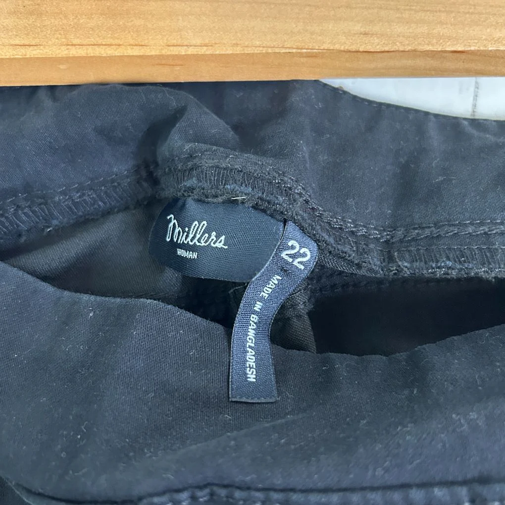 Millers Woman Black Bermuda Shorts - Size 22 - Image 5