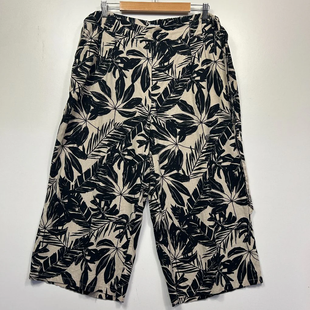Suzanne Grae Linen Black and Cream Linen Cropped Pants -  Size 16 - Image 2